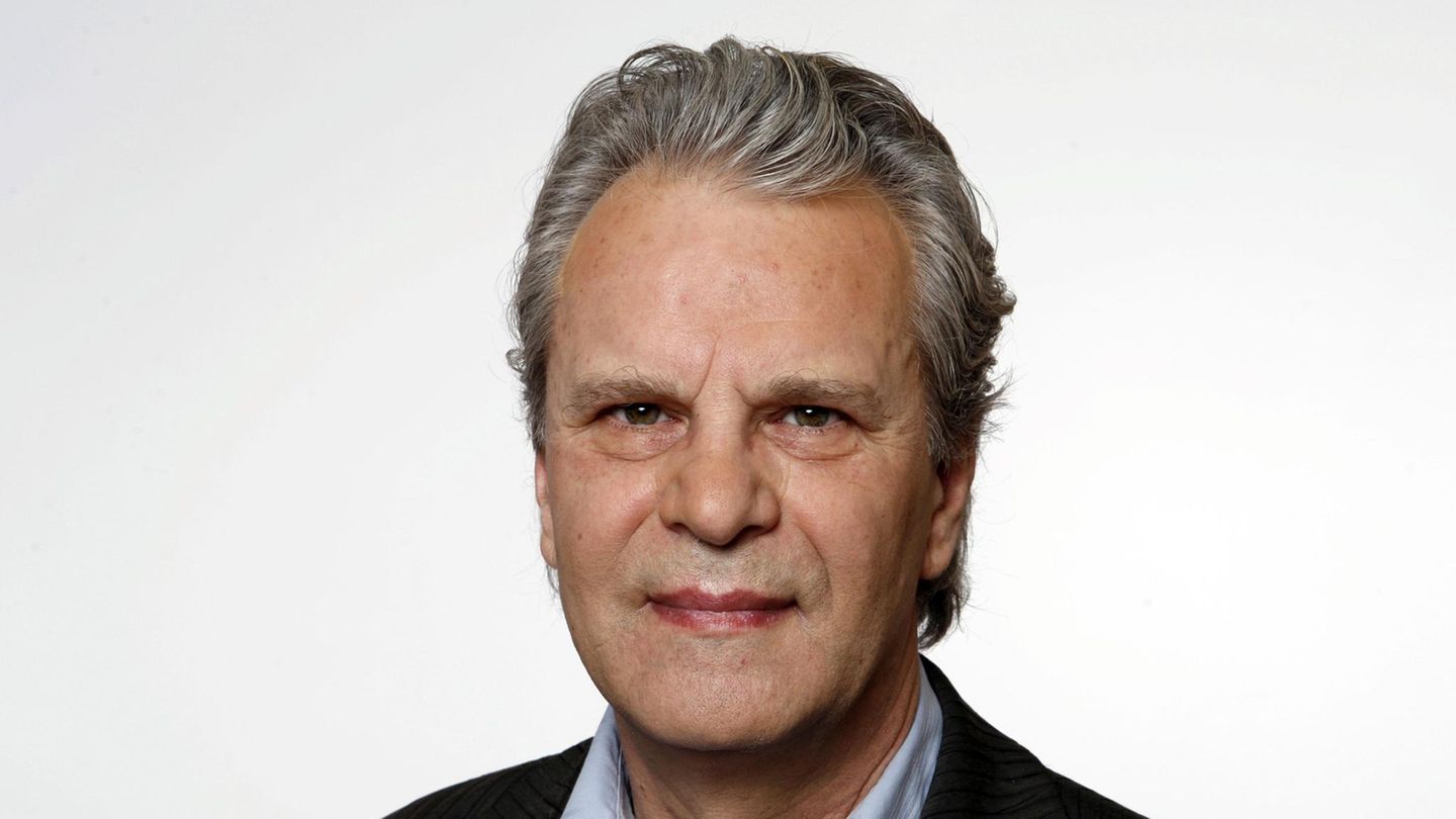 Der beliebte TV- und Theater-Schauspieler Peter Sattmann ist am ersten Weihnachtstag an seinem Wohnort in Brandenburg nach langer Krankheit verstorben – einen Tag vor seinem 78. Geburtstag. Sattmann, der im sächsischen Zwickau geboren wurde, spielte viele Jahre unter Claus Peymann am Theater in Stuttgart und Bochum. Er wurde zudem bekannt durch die Fernsehserien "Rätsel der Sandbank" und "Der Prins muss her". Sattmann spielte in vielen beliebten TV-Formaten mit, etwa in Inga-Lindström- und Rosamunde-Pilcher-Filmen. Er hatte Gastauftritte in der Serie "Der Alte" und im "Tatort". Mit der Schauspielerin Katja Riemann hat Sattmann eine gemeinsame Tochter