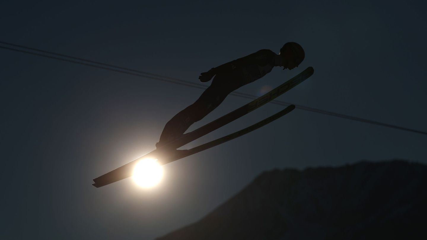 Karl Geiger legt einen schwachen Quali-Sprung hin. Foto: Daniel Karmann/dpa