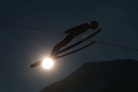 Karl Geiger legt einen schwachen Quali-Sprung hin. Foto: Daniel Karmann/dpa