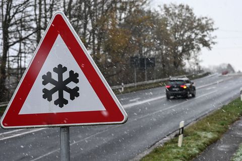 Glatte Straßen haben am Wochenende in Niedersachsen zu mehreren Unfällen geführt. (Symbolbild) Foto: Lars Penning/dpa