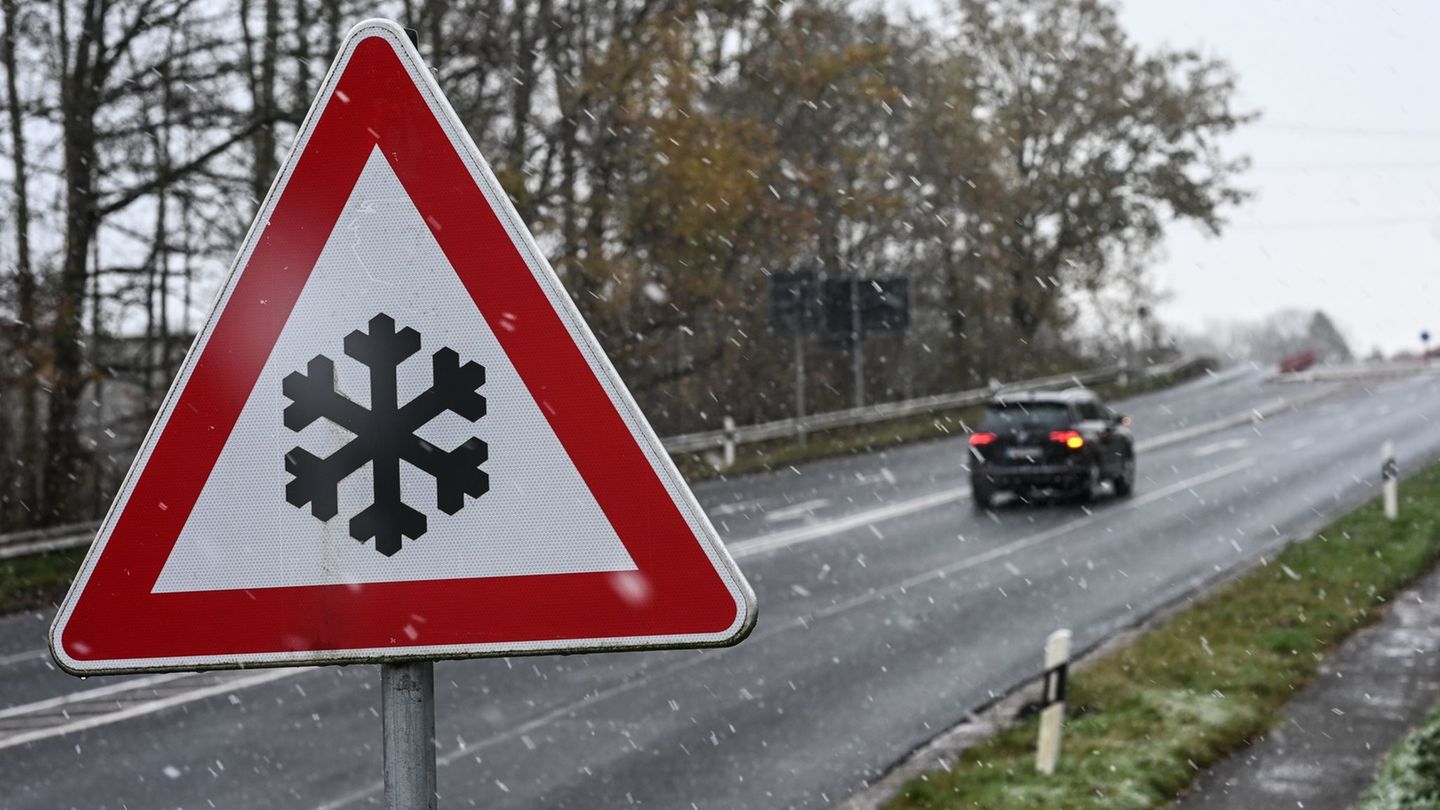 Glatte Straßen haben am Wochenende in Niedersachsen zu mehreren Unfällen geführt. (Symbolbild) Foto: Lars Penning/dpa