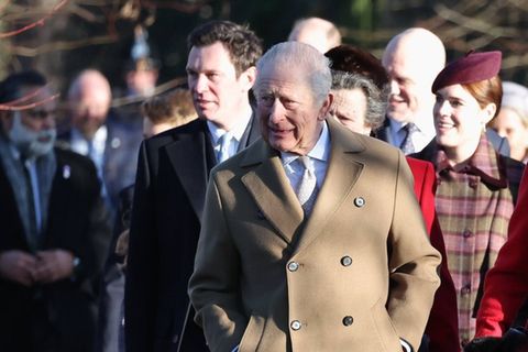 König Charles und seine Familie vor dem Weihnachtsgottesdienst am 25. Dezember.