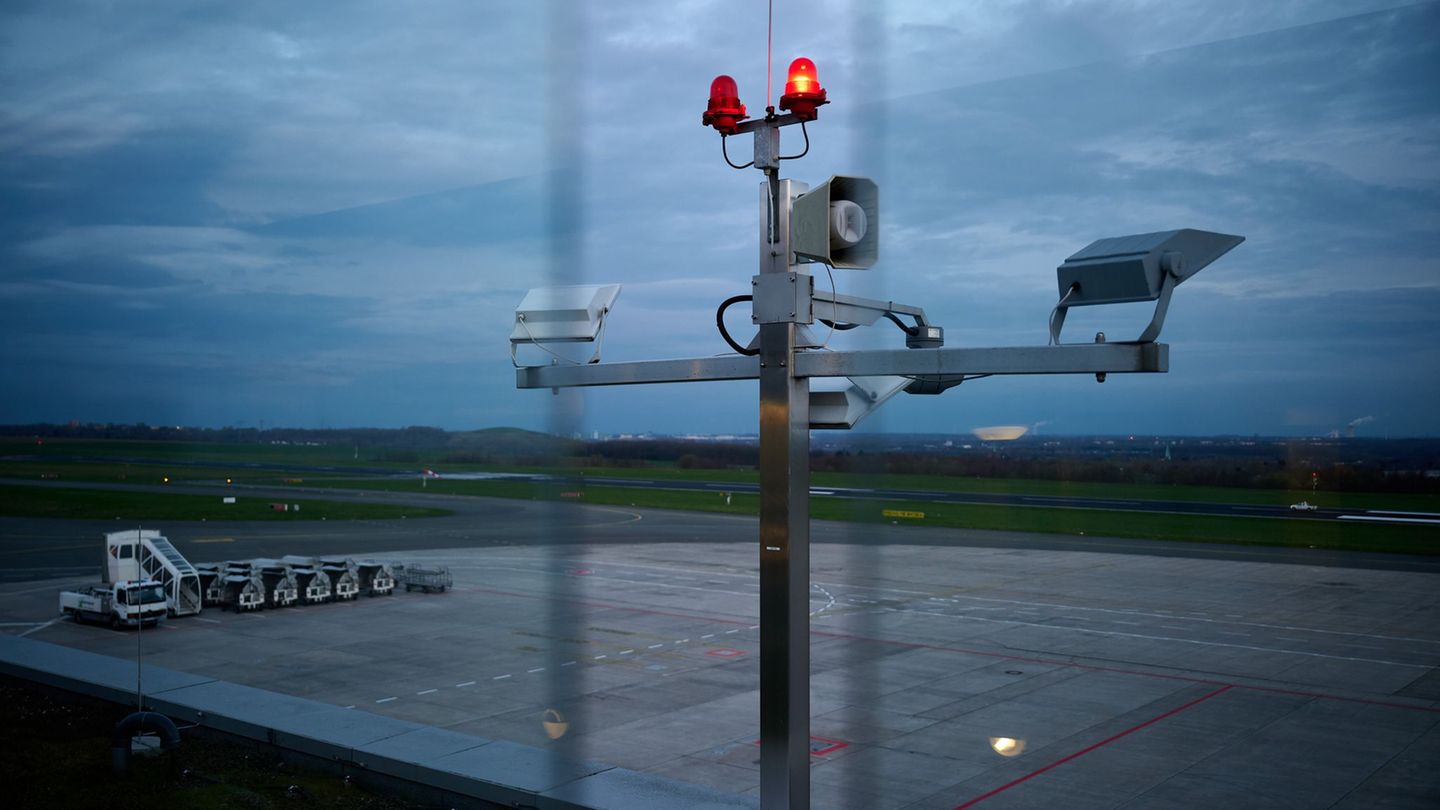 Wegen Nebels war der Dortmunder Flughafen am Sonntag weitgehend lahmgelegt (Archivbild). Foto: Bernd Thissen/dpa