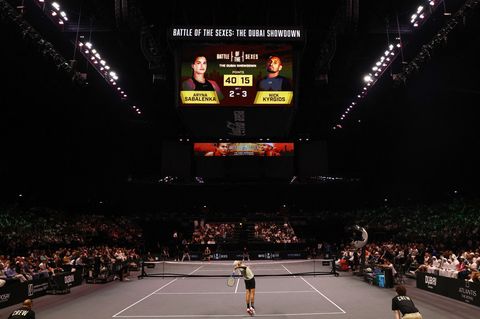 Nick Kyrgios beim Aufschlag im Battle of the Sexes gegen Aryna Sabalenka. Foto: Amr Alfiky/Reuters/Getty Images Europe/Pool/dpa