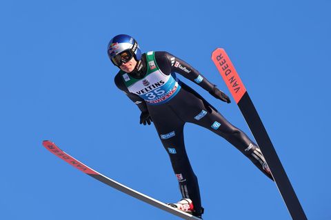 Ein Skispringer der Vierschanzentournee vor blauem Himmel