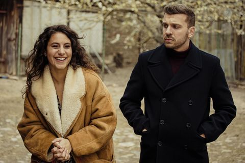 Die Paartherapeutin Marie (Almila Bagriacik) und der Scheidungsanwalt Jacob (Edin Hasanovic) sollen als Trauzeugen ihrer besten Freunde zusammenarbeiten.