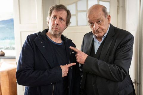 Vater und Sohn? Der Therapeut Asbeck zumindest glaubt das und versucht, Wilsberg (Leonard Lansink, rechts) und Ekki (Oliver Korittke) zu therapieren.