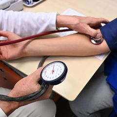 Kassenärzte-Chef Andreas Gassen fordert eine "Kontaktgebühr" bei Arztbesuchen. (Symbolbild) Foto: Bernd Weißbrod/dpa