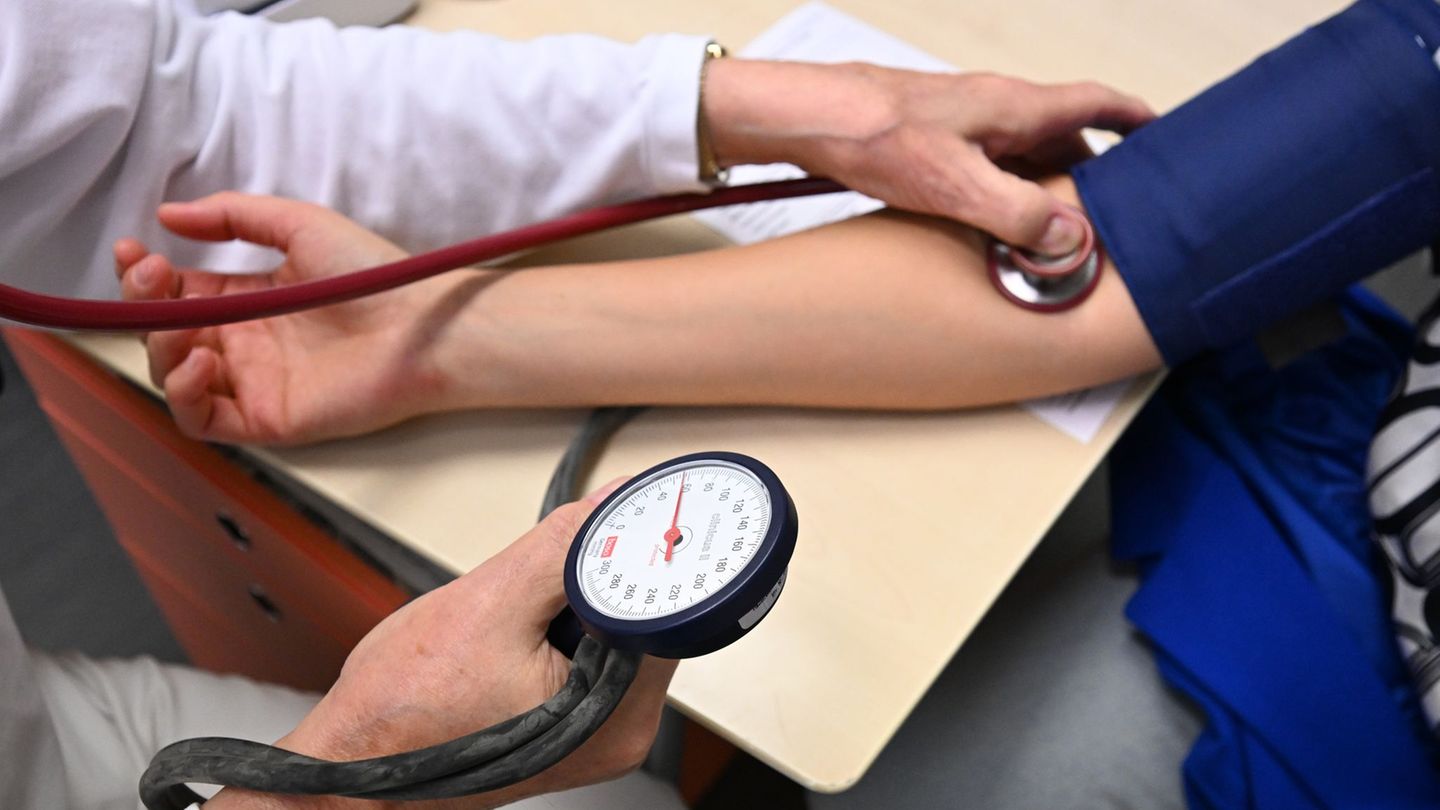 Kassenärzte-Chef Andreas Gassen fordert eine "Kontaktgebühr" bei Arztbesuchen. (Symbolbild) Foto: Bernd Weißbrod/dpa