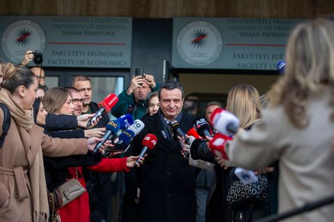 Kosovos Ministerpräsident Kurti sichert sich bei der Neuwahl in seinem Land ein weiteres Regierungsmandat. Foto: Visar Kryeziu/A