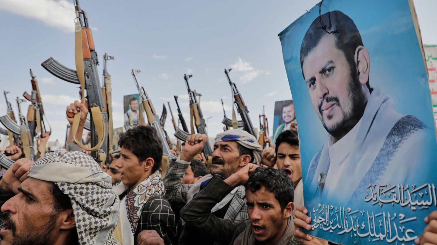 Der Anführer der Huthi-Miliz im Jemen droht Israel. (Archivbild) Foto: Osamah Abdulrahman/AP/dpa