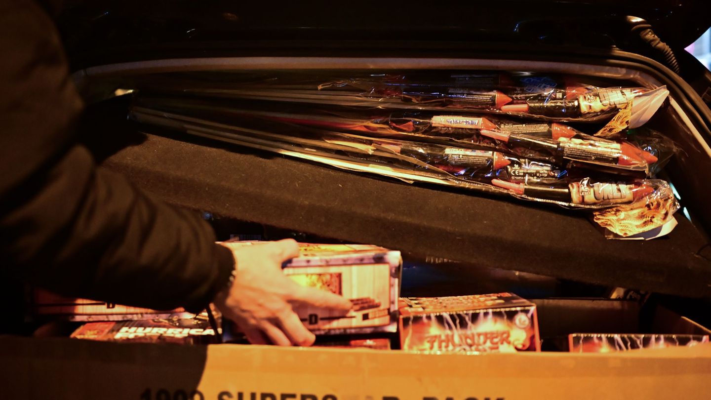 Zwei Männer übernachten vor einem Supermarkt, um als erste Feuerwerkskörper kaufen zu können. (Symbolbild) Foto: Sebastian Chris