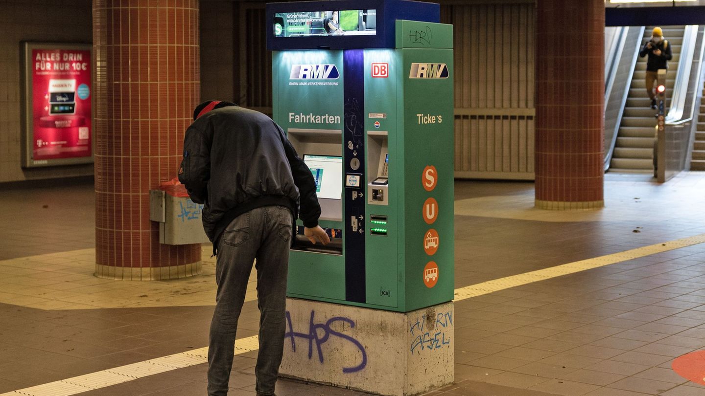 Fahrten mit Bussen und Bahnen werden teurer. (Archivbild) Foto: Hannes P. Albert/dpa