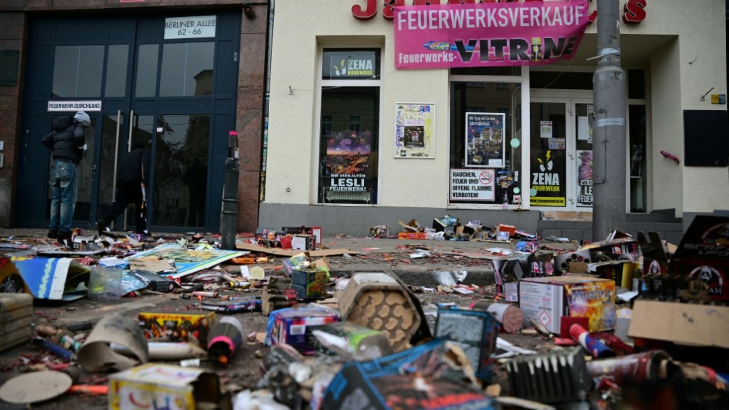 Überreste des Silvester-Feuerwerks 2024/25 in Berlin