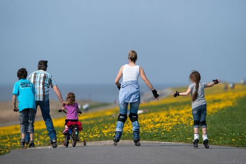 Mehr Zeit mit der Familie und mit Freunden - das nehmen sich viele Menschen für 2026 vor. (Symbolbild) Foto: Matthias Balk/dpa