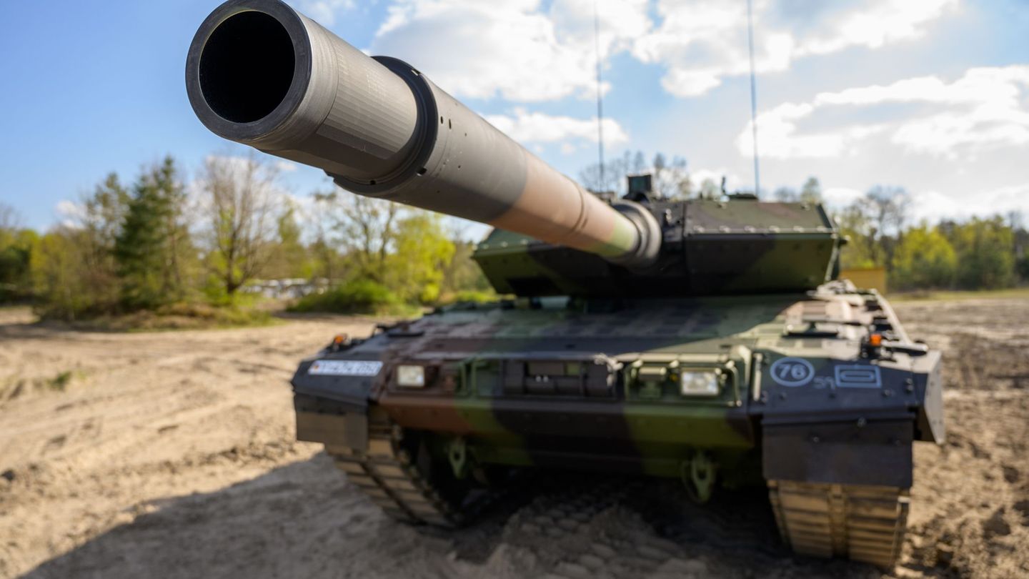 Kampfpanzer vom Typ Leopard 2 zählen zu den Exportschlagern der deutschen Rüstungsindustrie. Foto: Philipp Schulze/dpa