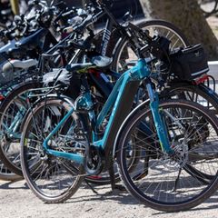 Laut Polizei eignen sich angesichts des hohen Wertes besondere Sicherungsmaßnahmen für E-Bikes. (Archivbild) Foto: Stefan Sauer/
