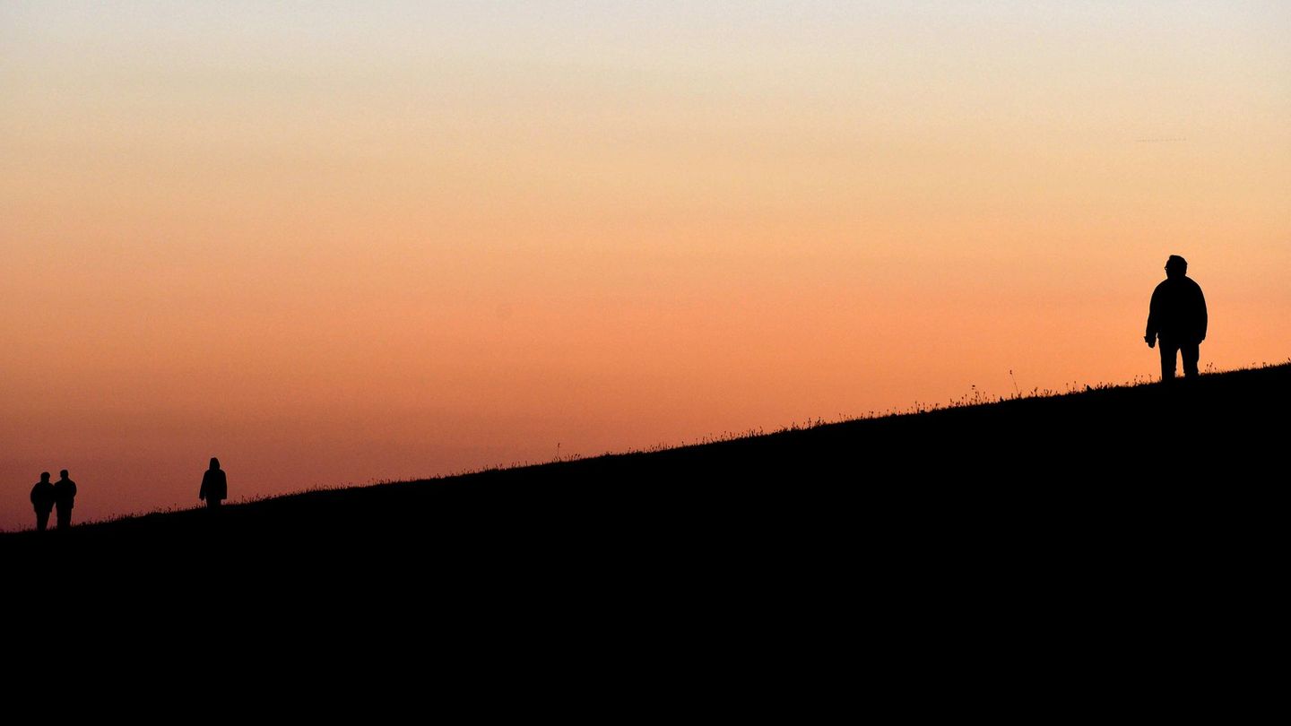Im friesischen Wangerland sind Menschen aufgerufen, das neue Jahr auf den Deichen mit Fackeln, Lichterketten und Taschenlampen z