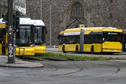 Bus- und Bahnfahren im VBB wird im neuen Jahr teurer. (Archivbild) Foto: Jens Kalaene/dpa
