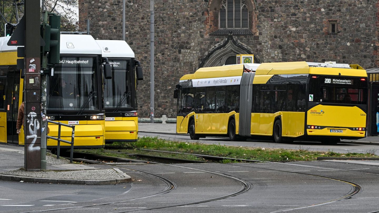 Bus- und Bahnfahren im VBB wird im neuen Jahr teurer. (Archivbild) Foto: Jens Kalaene/dpa
