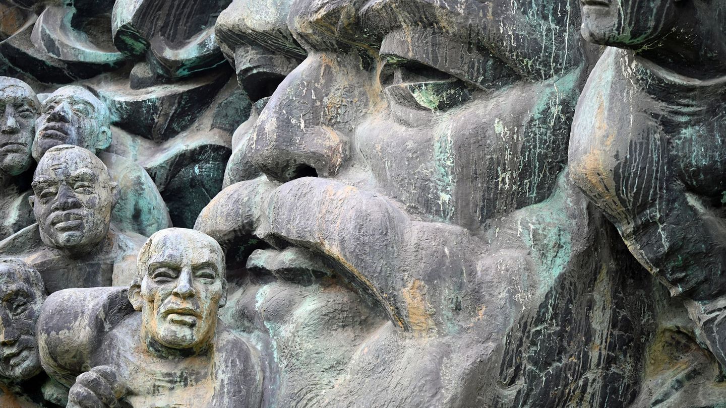 Leipzigs Marx-Relief muss gepflegt werden. Foto: Jennifer Brückner/dpa