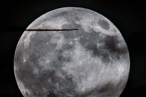 Seit Jahren schon läuft zwischen Raumfahrtnationen ein neuer Wettlauf zum Mond. (Archivbild) Foto: Georg Hochmuth/APA/dpa