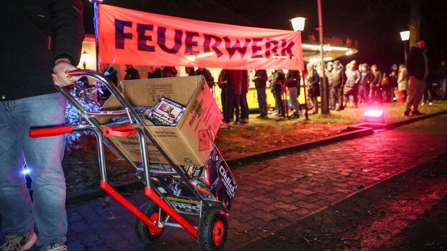 Schlange stehen für schöne Raketen und Silvesterknaller. Foto: Christian Charisius/dpa