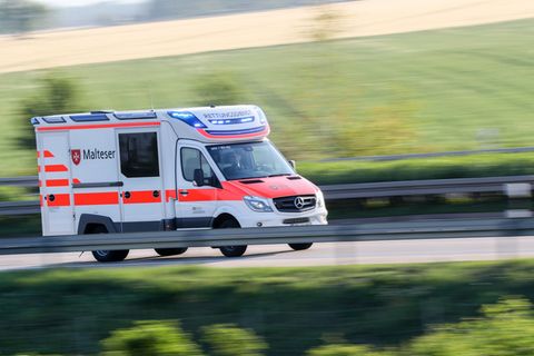 Sanitäter bringen den verletzten Mann in eine Klinik. (Symbolbild) Foto: Jan Woitas/dpa-Zentralbild/dpa