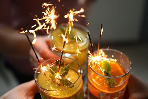 Auch in diesem Jahr fallen die Silvesterfeiern wieder etwas kleiner aus. Doch egal, mit wie vielen Menschen Sie feiern, Spaß kann man auf jeder Party haben! Und dabei muss nicht mal Alkohol im Spiel sein. Mit diesen alkoholfreien Cocktails sorgen Sie für ein genussvolles Silvester ganz ohne Reue ...