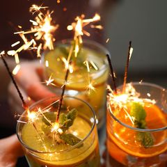 Auch in diesem Jahr fallen die Silvesterfeiern wieder etwas kleiner aus. Doch egal, mit wie vielen Menschen Sie feiern, Spaß kann man auf jeder Party haben! Und dabei muss nicht mal Alkohol im Spiel sein. Mit diesen alkoholfreien Cocktails sorgen Sie für ein genussvolles Silvester ganz ohne Reue ...