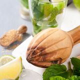 Virgin Mojito servieren