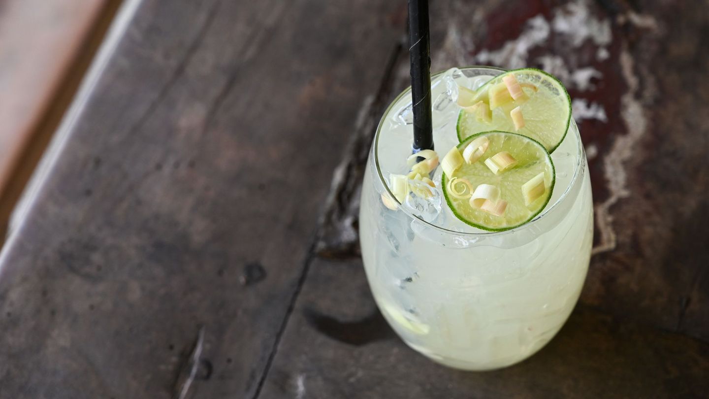 Zitronengras-Limo mit Thai Basilikum