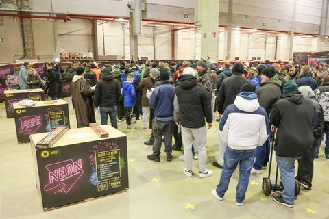 Mancherorts bildeten sich in der Nacht lange Schlangen. Foto: Focke Strangmann/dpa