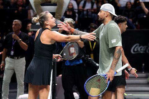 Nick Kyrgios (r.) und Aryna Sabalenka umarmen sich nach dem "Battle of the Sexes"