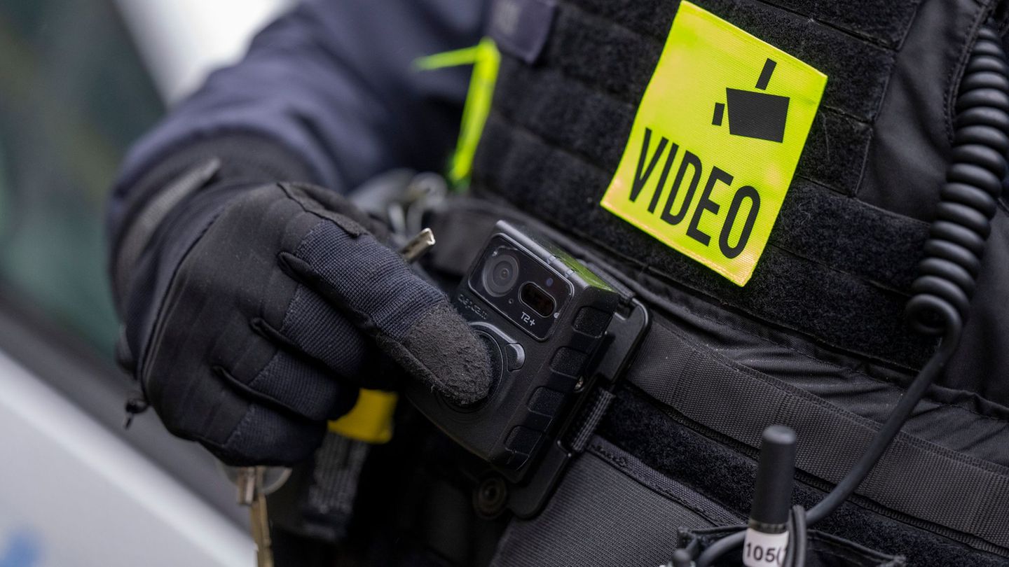 Berliner Polizei und Feuerwehr sollen heute flächendeckend mit Bodycams ausgestattet werden. (Archivbild) Foto: Monika Skolimows