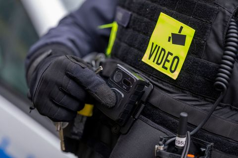 Berliner Polizei und Feuerwehr sollen heute flächendeckend mit Bodycams ausgestattet werden. (Archivbild) Foto: Monika Skolimows