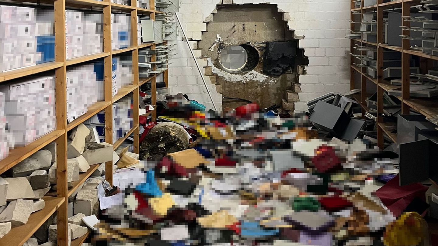 Kriminalität: Unbekannte steigen durch großes Loch in Tresorraum