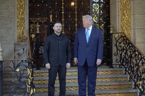 Trump und Selenskyj auf einer Treppe.