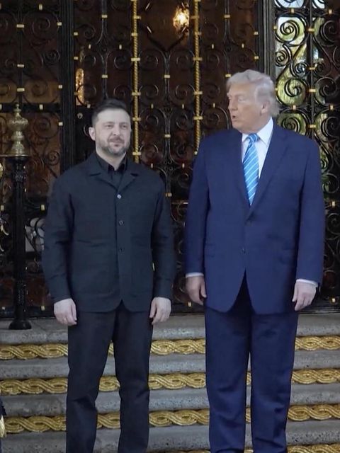 Trump und Selenskyj auf einer Treppe.