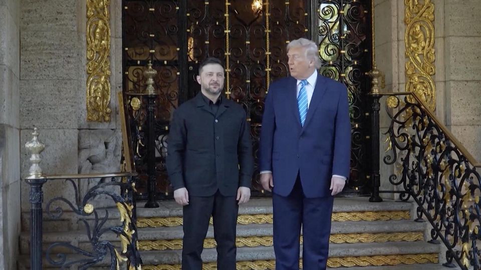 Trump und Selenskyj auf einer Treppe.