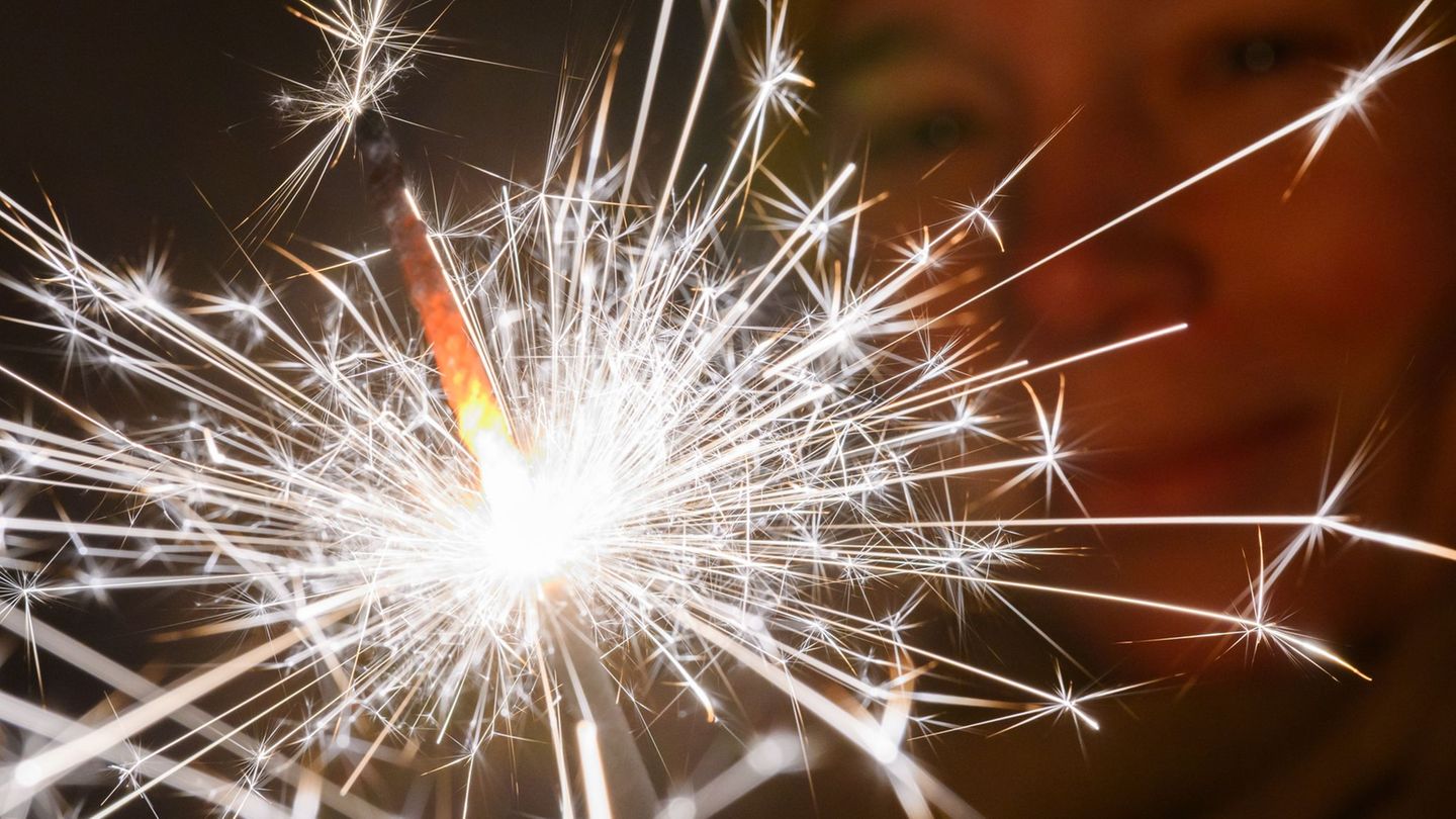 Der ADAC in Sachsen rät zur Vorsicht im Straßenverkehr in der Silvesternacht. (Symbolbild) Foto: Julian Stratenschulte/dpa