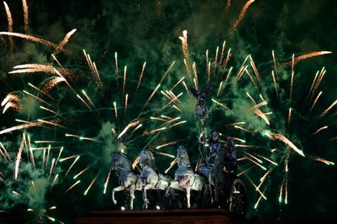 Feuerwerk über dem Brandenburger Tor in Berlin