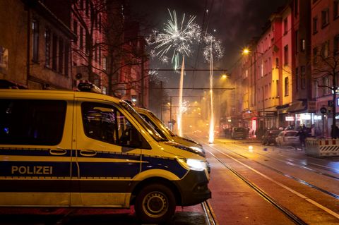 Polizeiaufgebot wird für Silvesternacht aufgestockt. (Archivbild) Foto: Christoph Reichwein/dpa