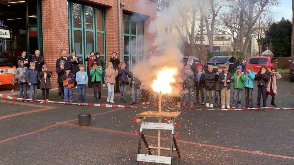 Kölner Feuerwehr klärt Kinder über Feuerwerkskörper auf