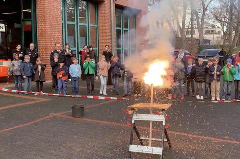 Kölner Feuerwehr klärt Kinder über Feuerwerkskörper auf