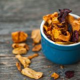 Finger weg von klassischen Chips, lieber kommen Gemüsechips in die Snack-Schale. Doch sind die wirklich gesünder? Längst nicht alle Lebensmittel sind so gut wie Sie vielleicht glauben. In der Galerie zeigen wir Ihnen vermeintliche Superfoods und versteckte Kalorienbomben.