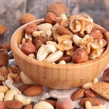 Sie sind eine gute Knabber-Alternative zu Chips und nahrhafte Sattmacher: Nüsse. Außerdem enthalten sie gesunde ungesättigte Fettsäuren. Doch davon richtig viel: Haselnuss, Walnuss und Co. enthalten pro 100 Gramm bis zu 600 Kalorien.