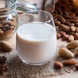 Sie sind beliebter als je zuvor: Alternativen zur klassischen Kuhmilch. Doch lassen Sie sich nicht täuschen: Oft enthält fertig gemixte Mandelmilch Zucker und Guargummi. Auf diesen Ballaststoff reagieren manche Menschen allergisch. Und nicht jede Milch-Alternative ist automatisch fettarm. Ein Blick auf die Verpackung lohnt sich.