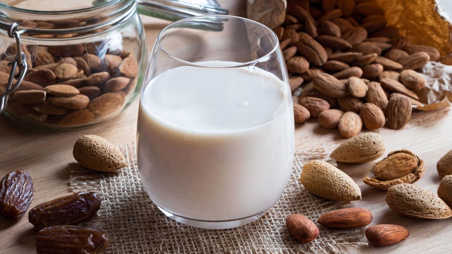 Sie sind beliebter als je zuvor: Alternativen zur klassischen Kuhmilch. Doch lassen Sie sich nicht täuschen: Oft enthält fertig gemixte Mandelmilch Zucker und Guargummi. Auf diesen Ballaststoff reagieren manche Menschen allergisch. Und nicht jede Milch-Alternative ist automatisch fettarm. Ein Blick auf die Verpackung lohnt sich.
