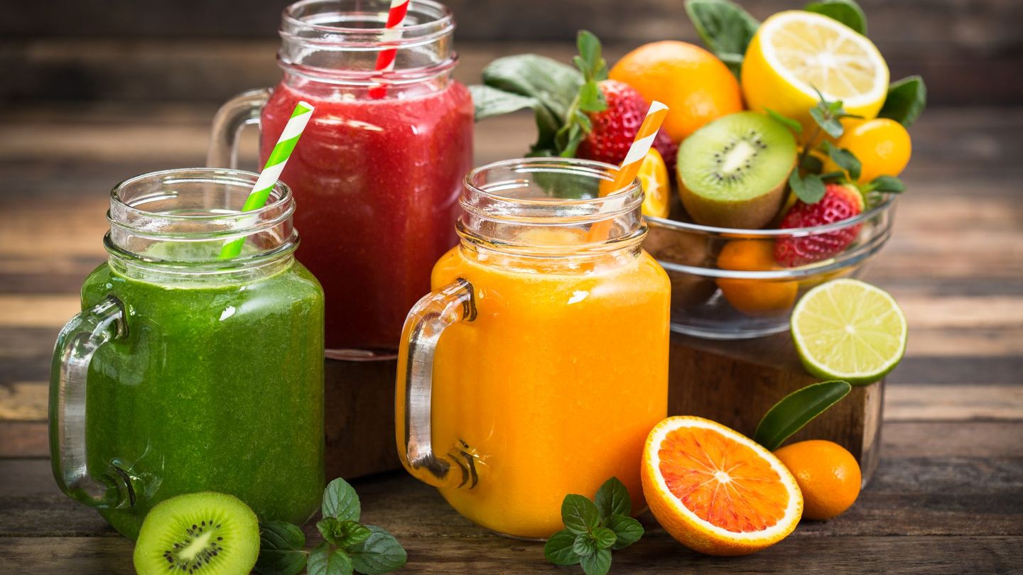 Sie sehen so gesund aus, aber sind sie es auch wirklich? Smoothies gelten als perfekte (Zwischen-)Mahlzeit, mit vielen Nährstoffen und Vitaminen. Doch in den Getränken ist auch jede Menge Fruchtzucker, da sie pro Portion aus mehreren Stücken Obst bestehen. Es gilt: sparsam genießen.